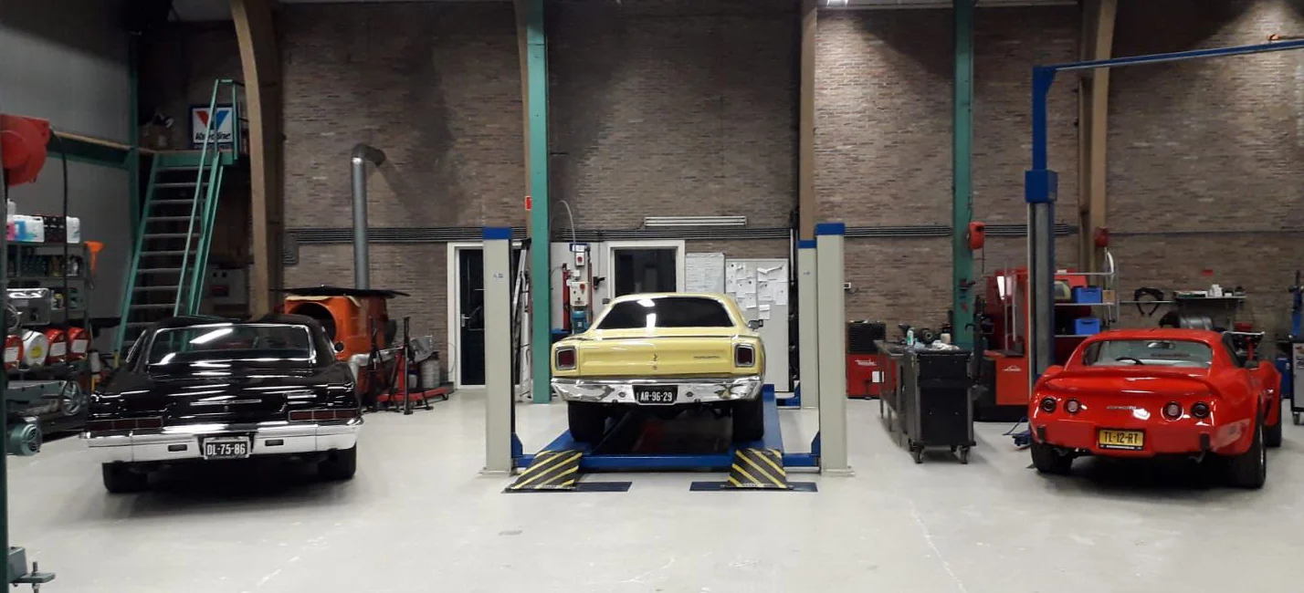 Werkplaats met auto's op de brug