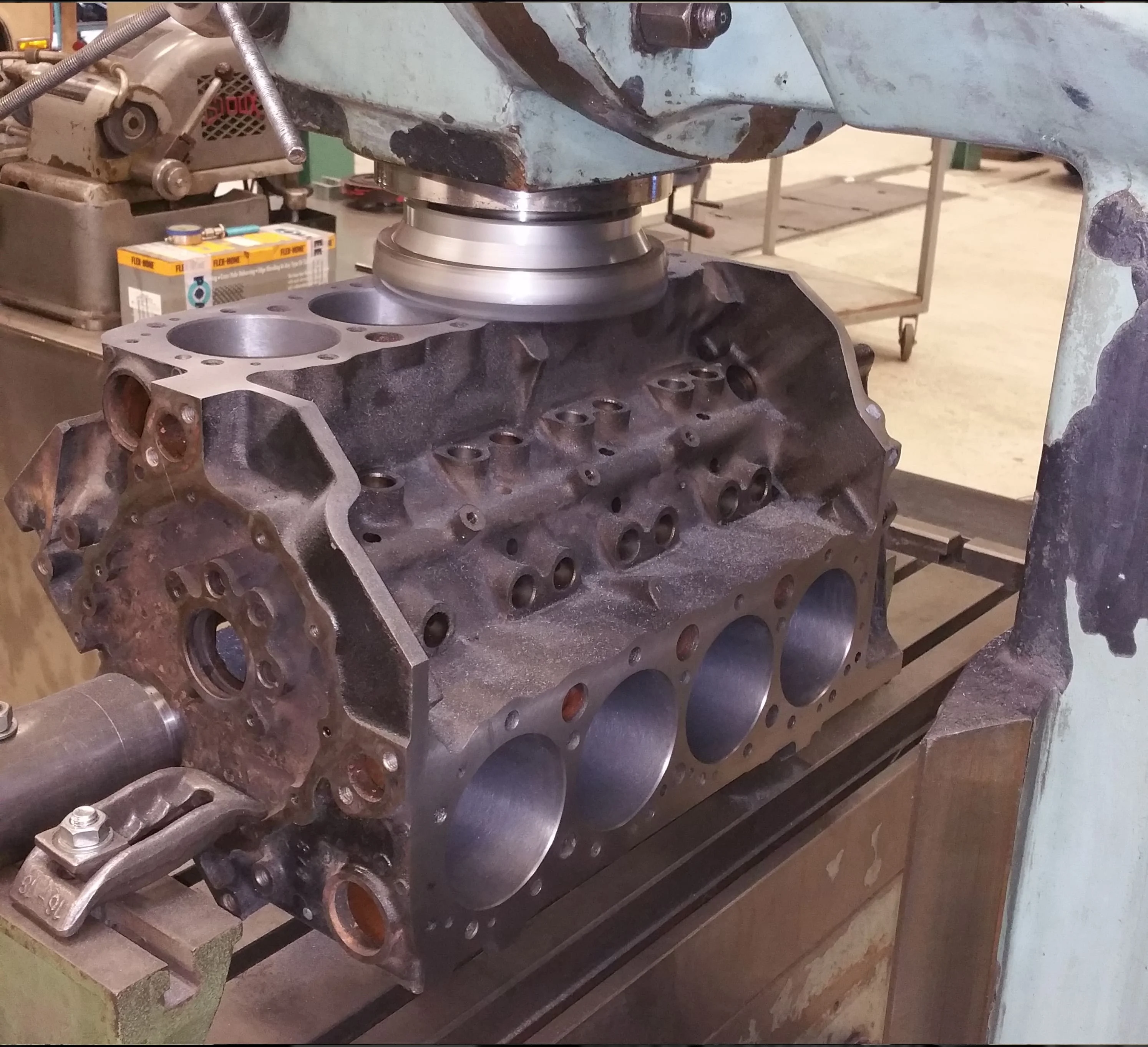 Motorblok onder freesbank